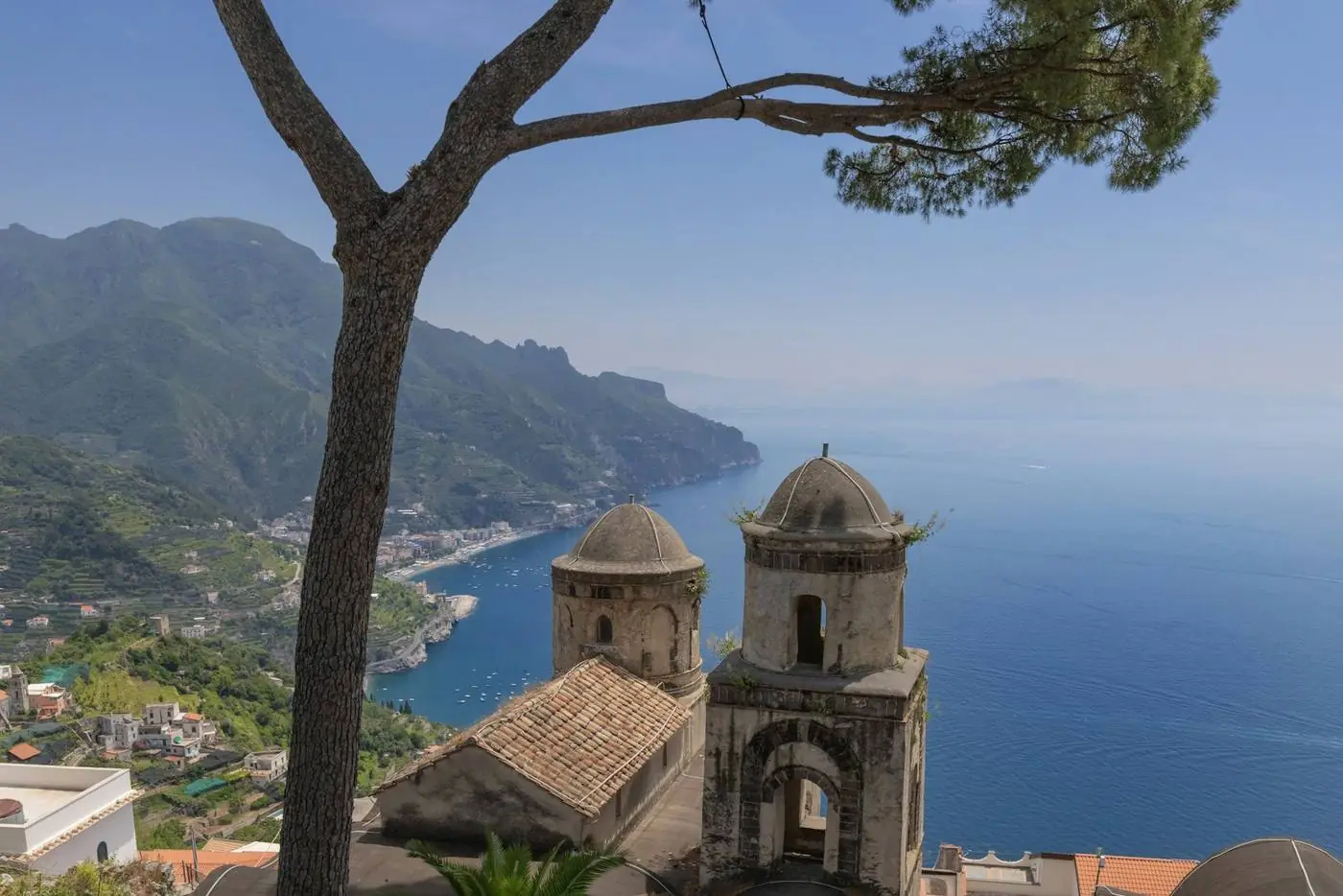 Le torri di Villa Rufolo sul golfo